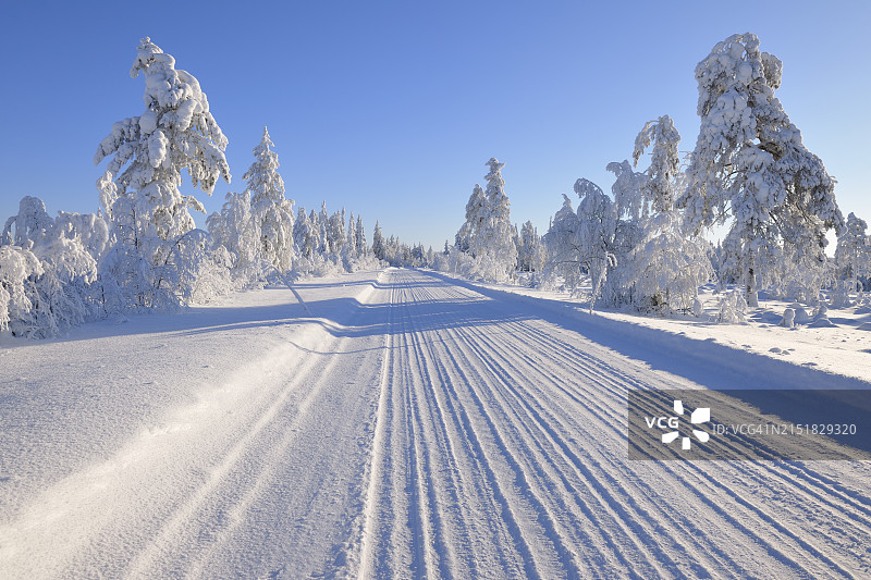 冬季白雪覆盖的道路，芬兰图片素材
