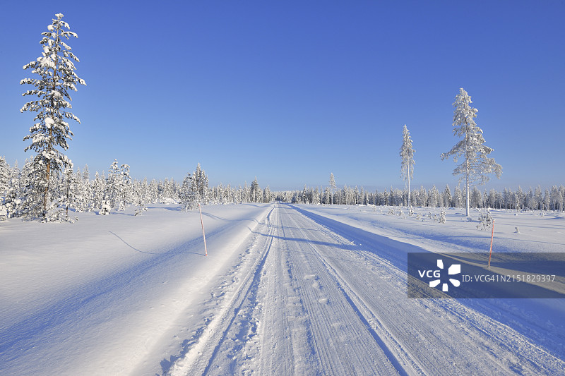 冬季覆盖着雪的道路，位于芬兰库萨莫图片素材