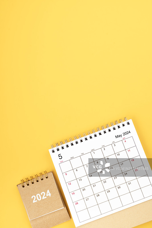 黄色背景上的2024年5月台历，带有复制空间图片素材