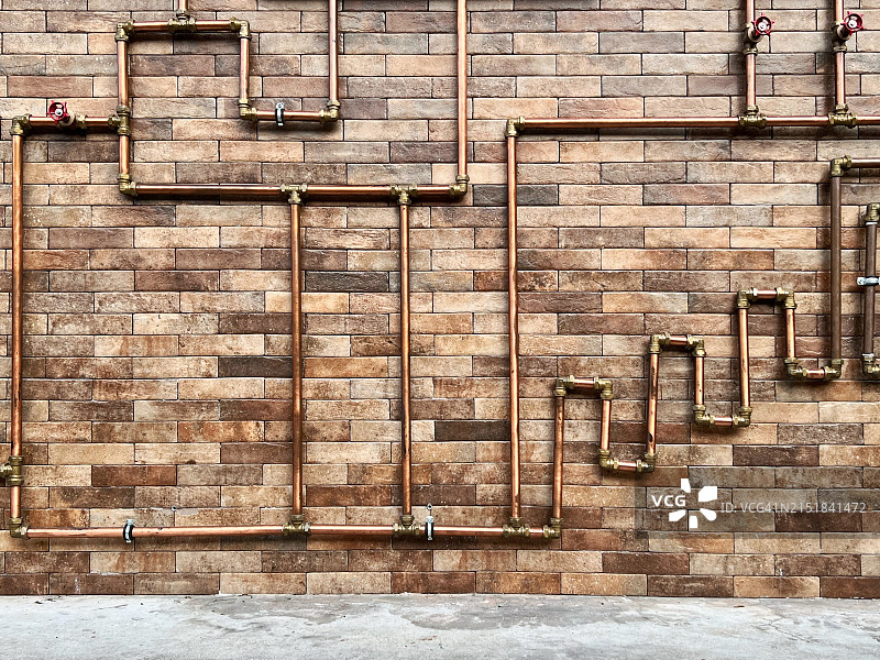 砖墙上的铜管图片素材