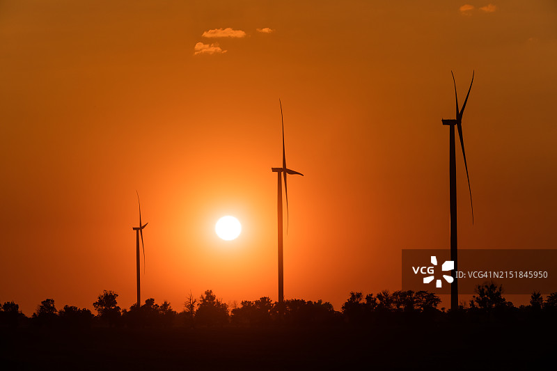 日落时的风力涡轮机：绿色能源概念图片素材