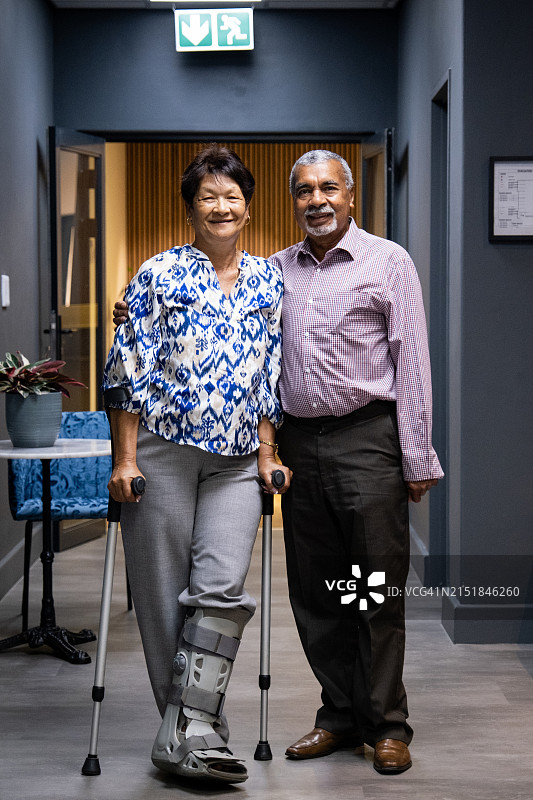医院里的老年夫妇肖像图片素材