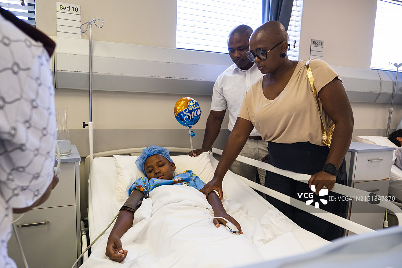 术后返回病房的男孩图片素材