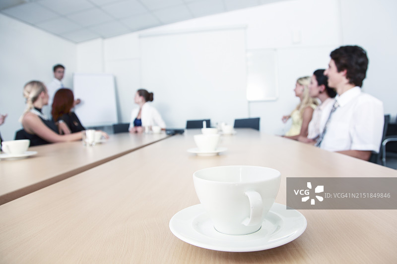 团队会议中的咖啡杯图片素材