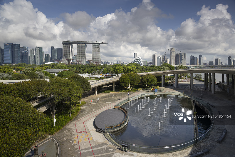 从滨海堤坝观赏新加坡城市风光图片素材