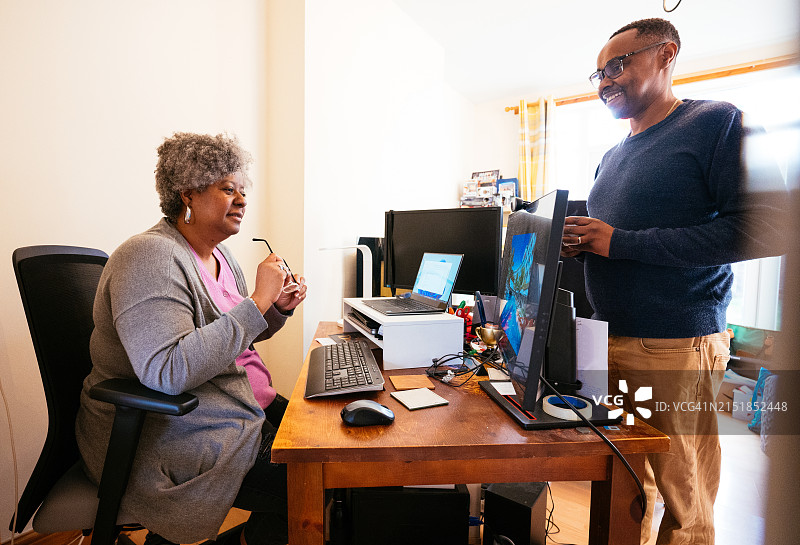 在家办公的中年黑人夫妇图片素材