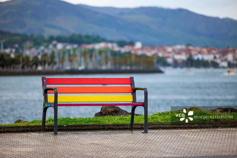 色彩鲜艳的长椅，可俯瞰从西班牙到法国的比达索阿河图片素材