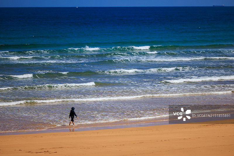 拥抱自然：在萨拉乌茨海滩上的赤脚宁静图片素材