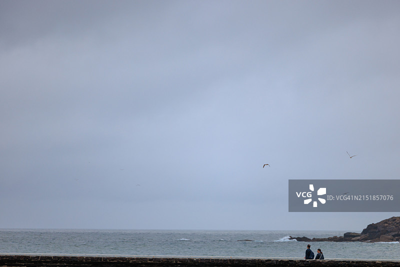 圣塞巴斯蒂安祖里奥拉海滩附近的宁静海岸步道图片素材