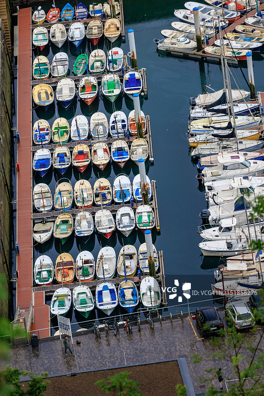 圣塞巴斯蒂安及其充满活力的船港的高角度照片图片素材
