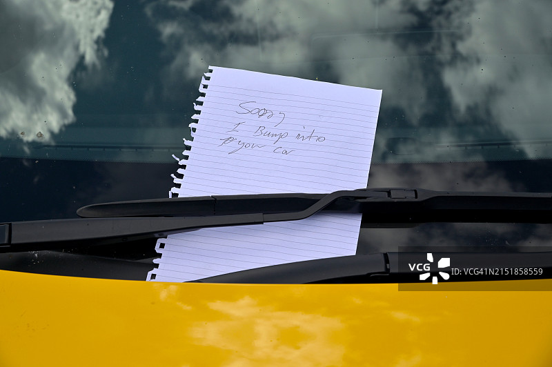 不小心撞到你的车，留条在挡风玻璃上图片素材