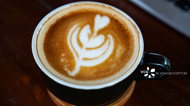 拉花卡布奇诺咖啡杯俯视图图片素材