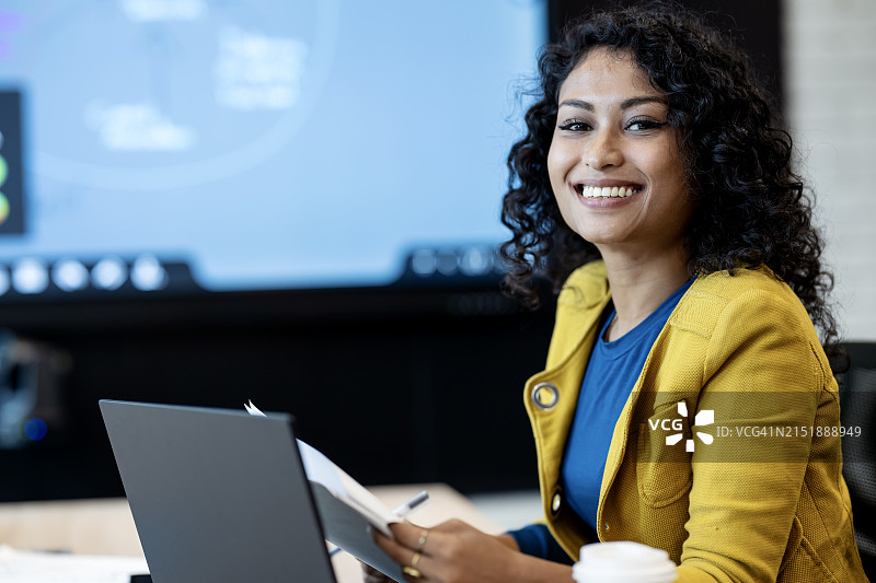 业务发展经理在办公室工作图片素材