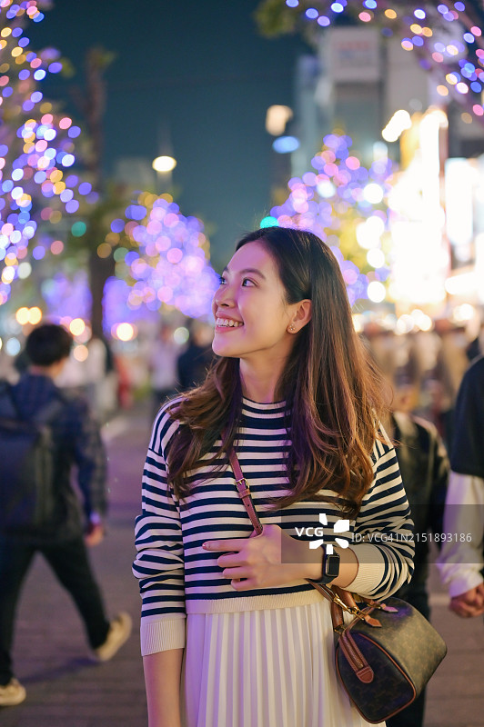 亚洲女人拍摄大阪御堂筋大街的圣诞灯饰图片素材