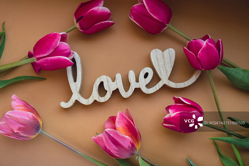 木制“LOVE”字母摆件，粉色郁金香，桌面图片素材