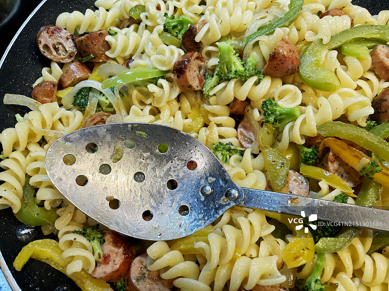 平底锅里的香肠、洋葱和辣椒图片素材