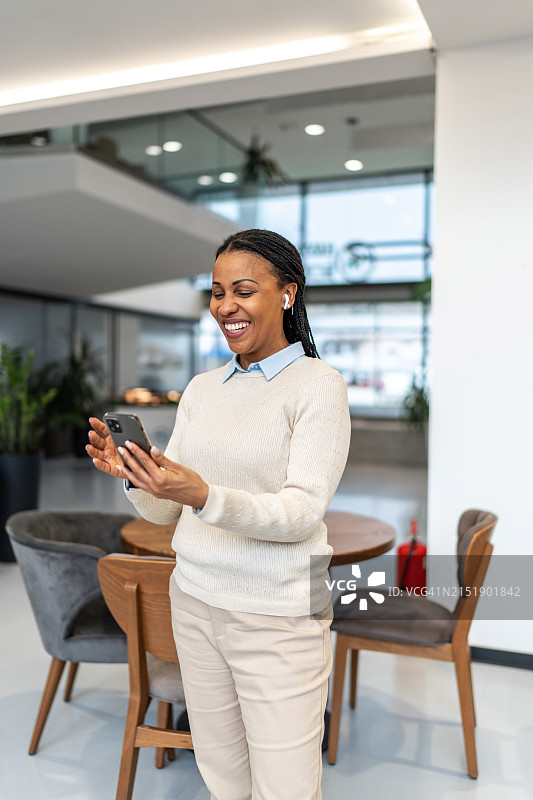 正在进行视频通话的女商人图片素材