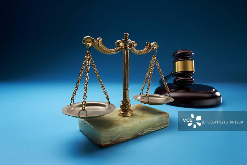 法槌和天秤（蓝色背景，马来西亚）图片素材