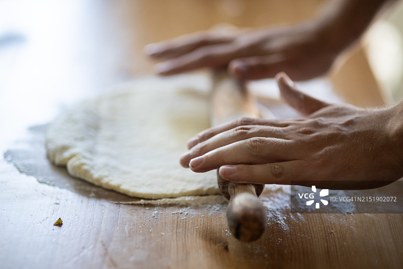 厨师在桌旁准备面团的特写镜头图片素材
