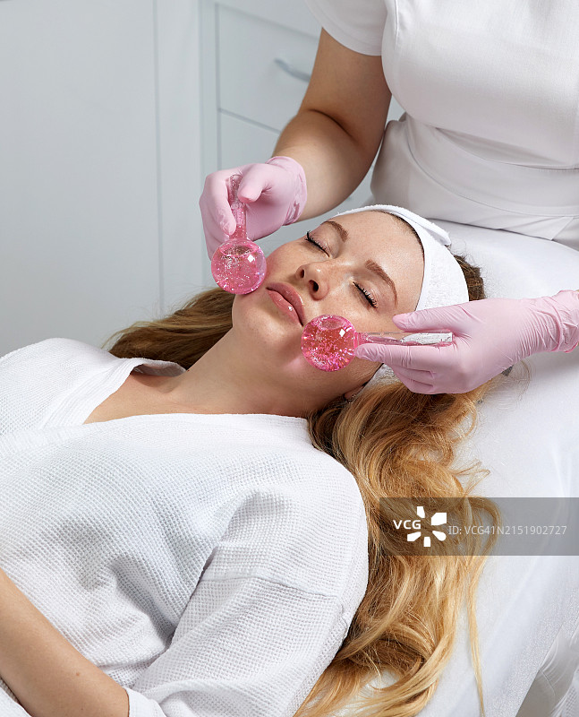 美容师在水疗中心为顾客敷面膜图片素材