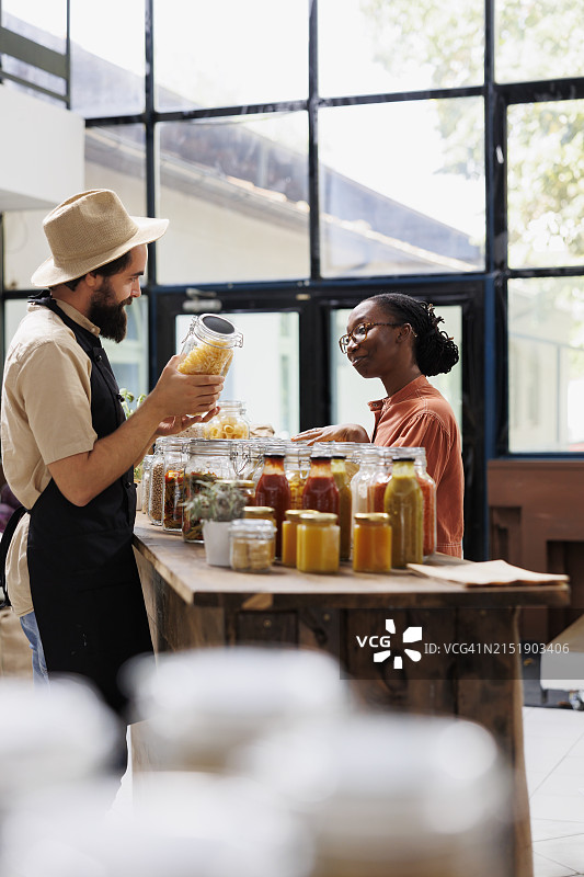 人们在当地市场购买新鲜有机农产品图片素材