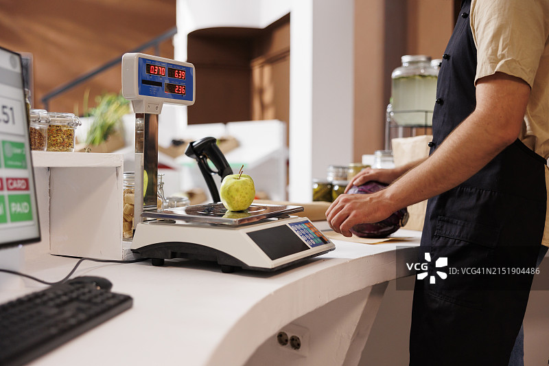 人们在当地市场购买新鲜有机农产品图片素材