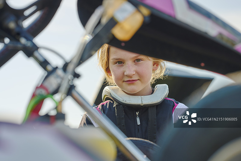 驾驶卡丁车的女孩肖像图片素材