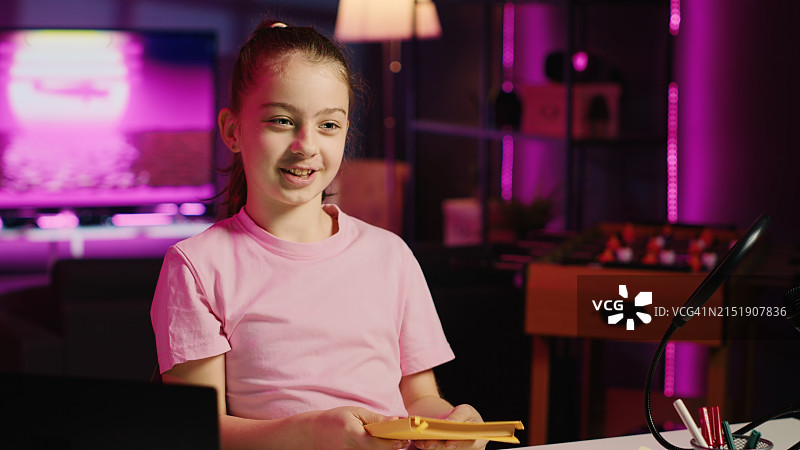 年轻女孩录制对社交媒体网络短片的反应图片素材