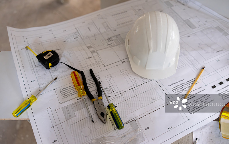 建筑工地蓝图及工具特写图片素材