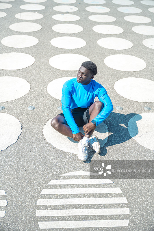 坐在柏林城镇广场上的年轻运动员图片素材