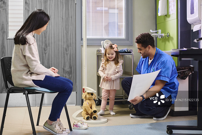 测量她的毛绒玩具的小女孩图片素材