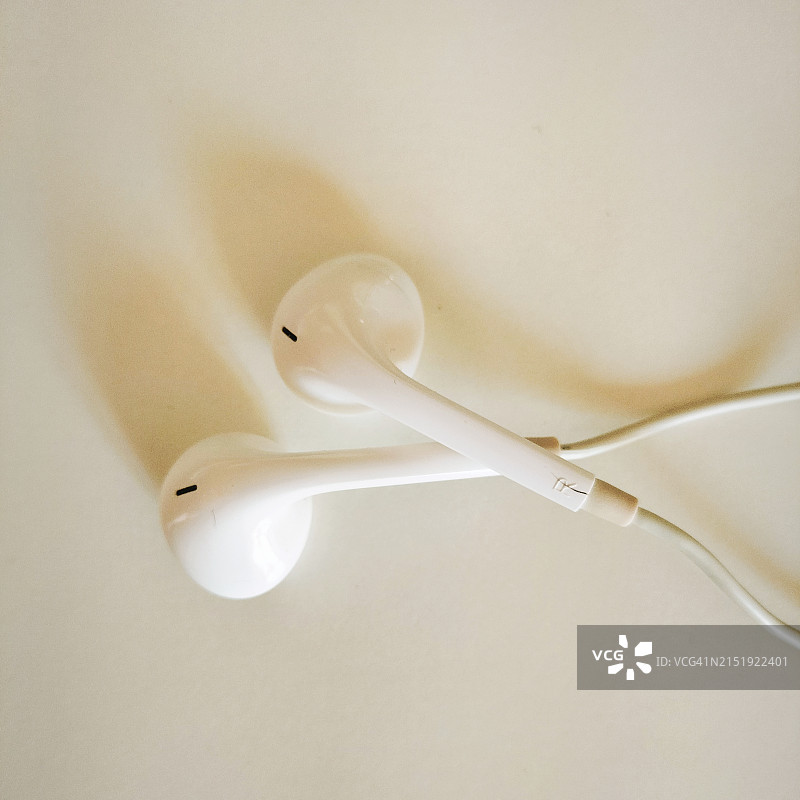 白色背景上的耳机图片素材