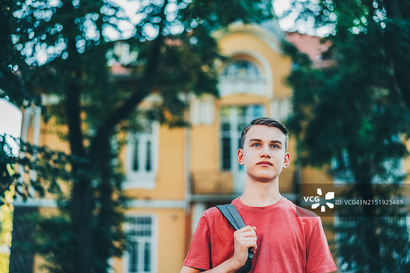学校大楼前的学生图片素材