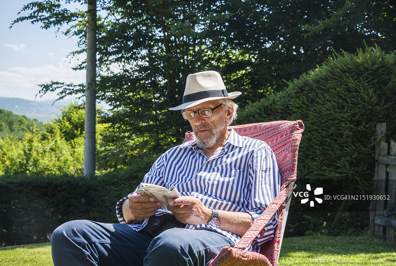 一名男子努力保持良好的心理健康图片素材