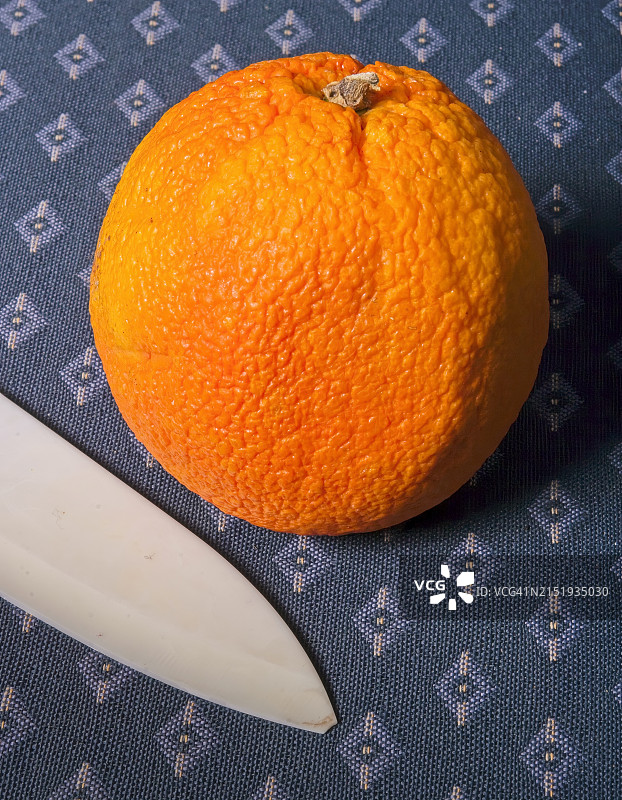 陶瓷刀和橙子图片素材