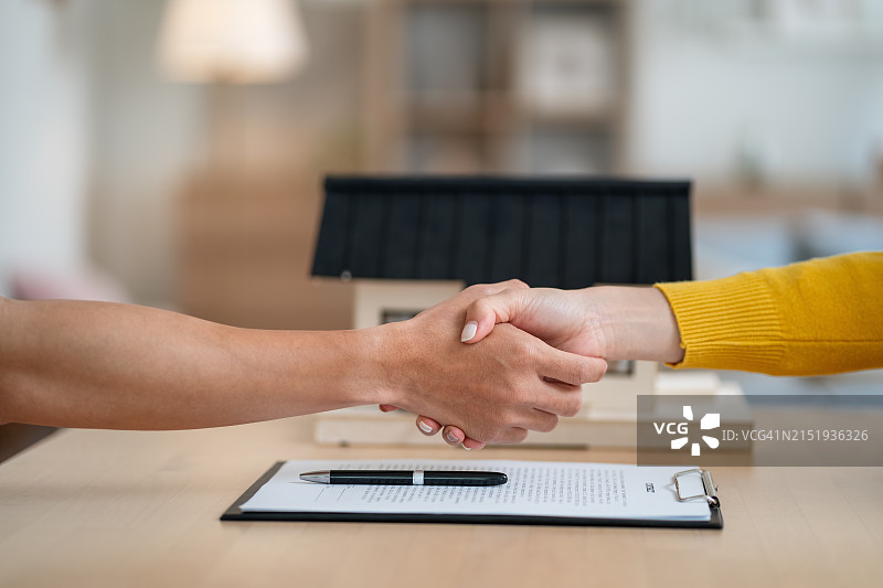 房地产经纪人在办公室为客户协商房屋租赁协议图片素材