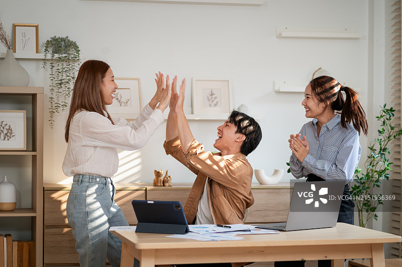 商务团队举行头脑风暴会议，规划目标，创业理念，初创企业图片素材