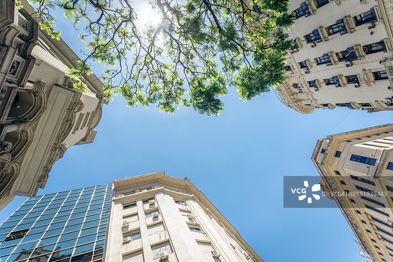 布宜诺斯艾利斯阳光明媚的一天，拥有经典建筑和绿树图片素材