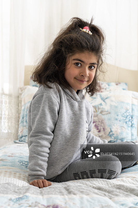 躺在床上的可爱小女孩肖像图片素材