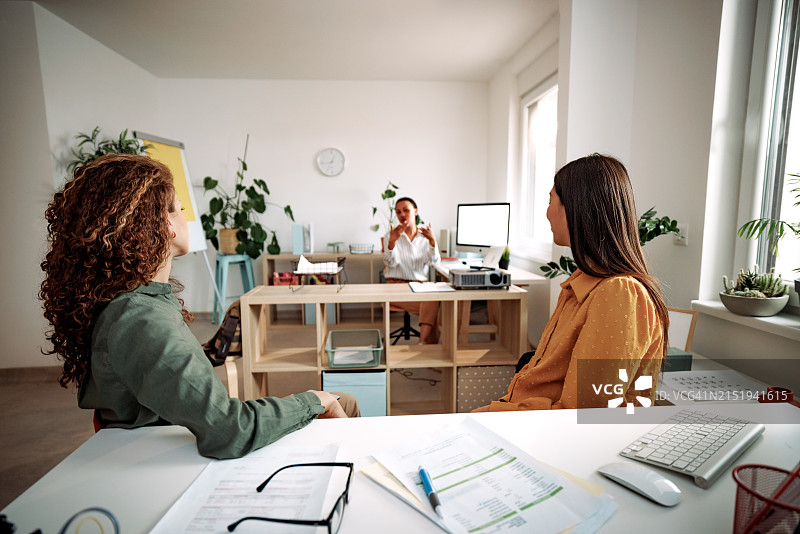女性同事办公室工作图片素材
