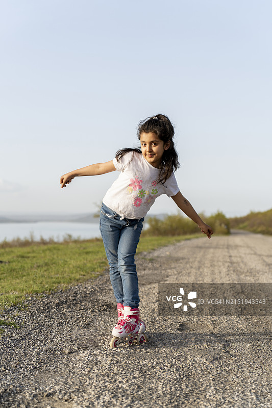 女孩在森林里玩轮滑图片素材