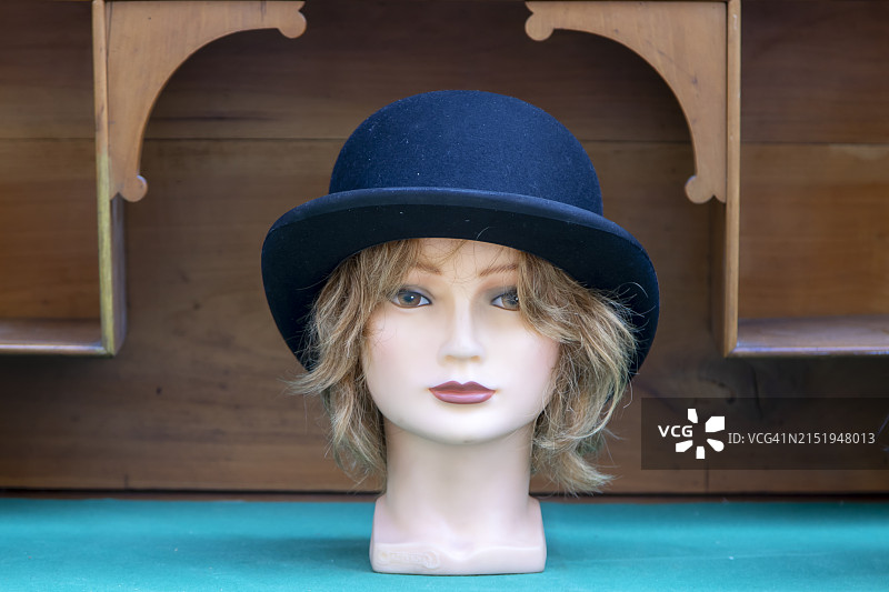 戴着优雅圆顶礼帽的女人体模特头部图片素材