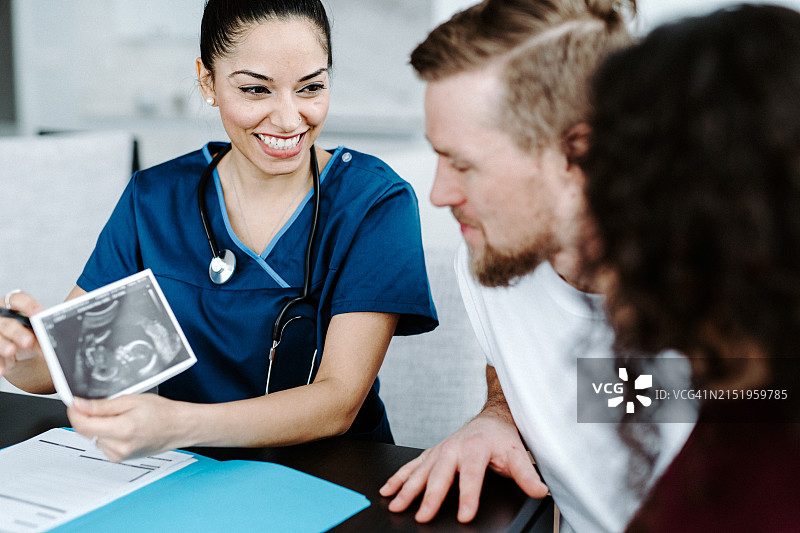 印度女医生向夫妇展示超声波扫描图片素材