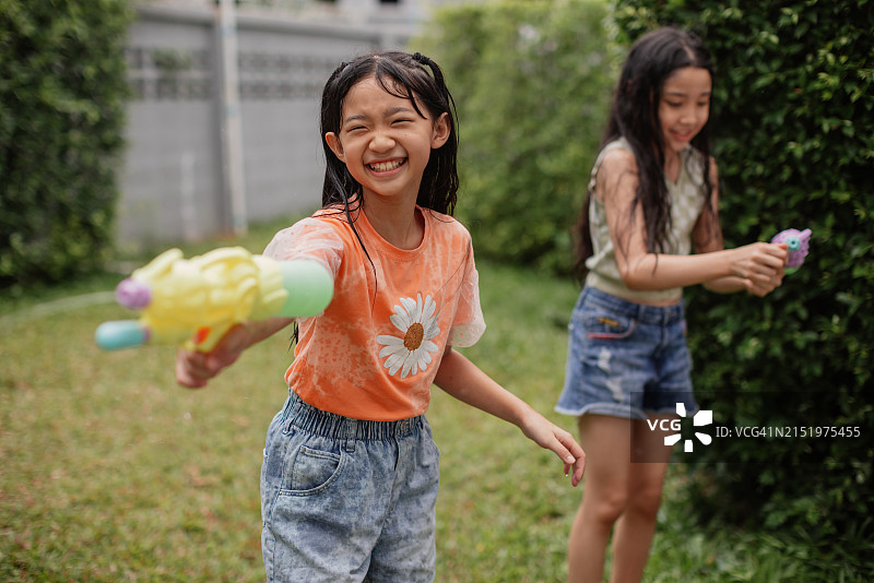 女孩玩水枪图片素材