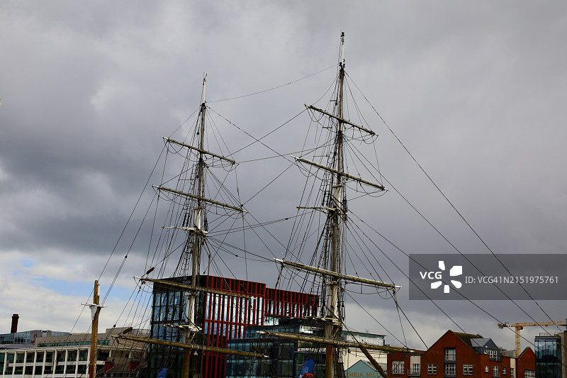 都柏林港名为珍妮·约翰斯顿的老式高桅帆船图片素材