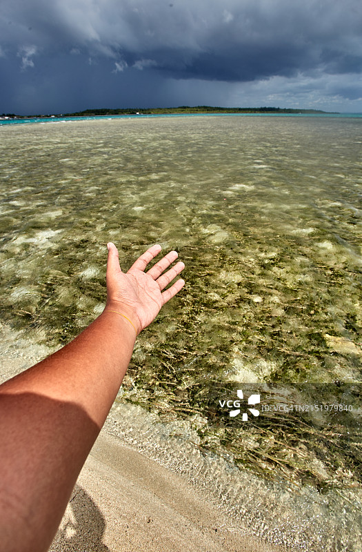人类做出欢迎手势的垂直照片图片素材