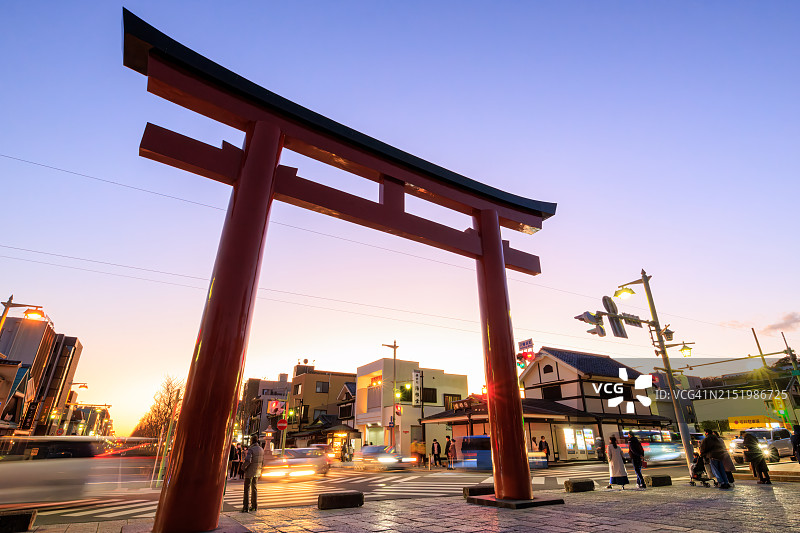 鹤冈八幡宫的鸟居门，通往若宫大路的丁字路口图片素材