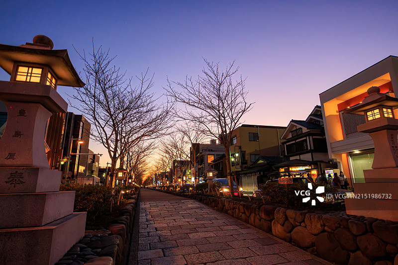 鹤冈八幡宫的鸟居门，通往若宫大路的丁字路口图片素材
