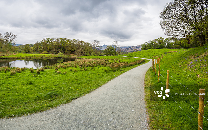 布雷西河沿岸的小路图片素材