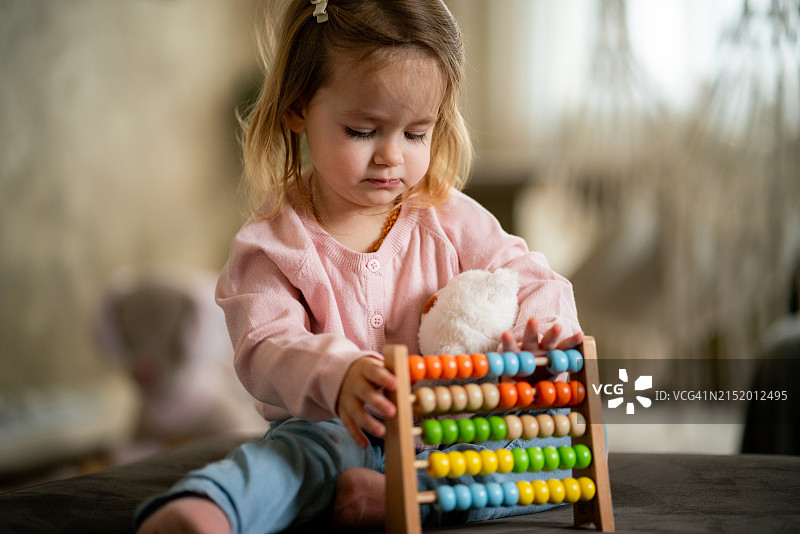 儿童玩算盘图片素材